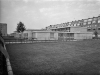 87235 Gezicht op het scholencomplex voor Individueel Voortgezet Onderwijs, later de P.F. van Overbeekeschool, ...